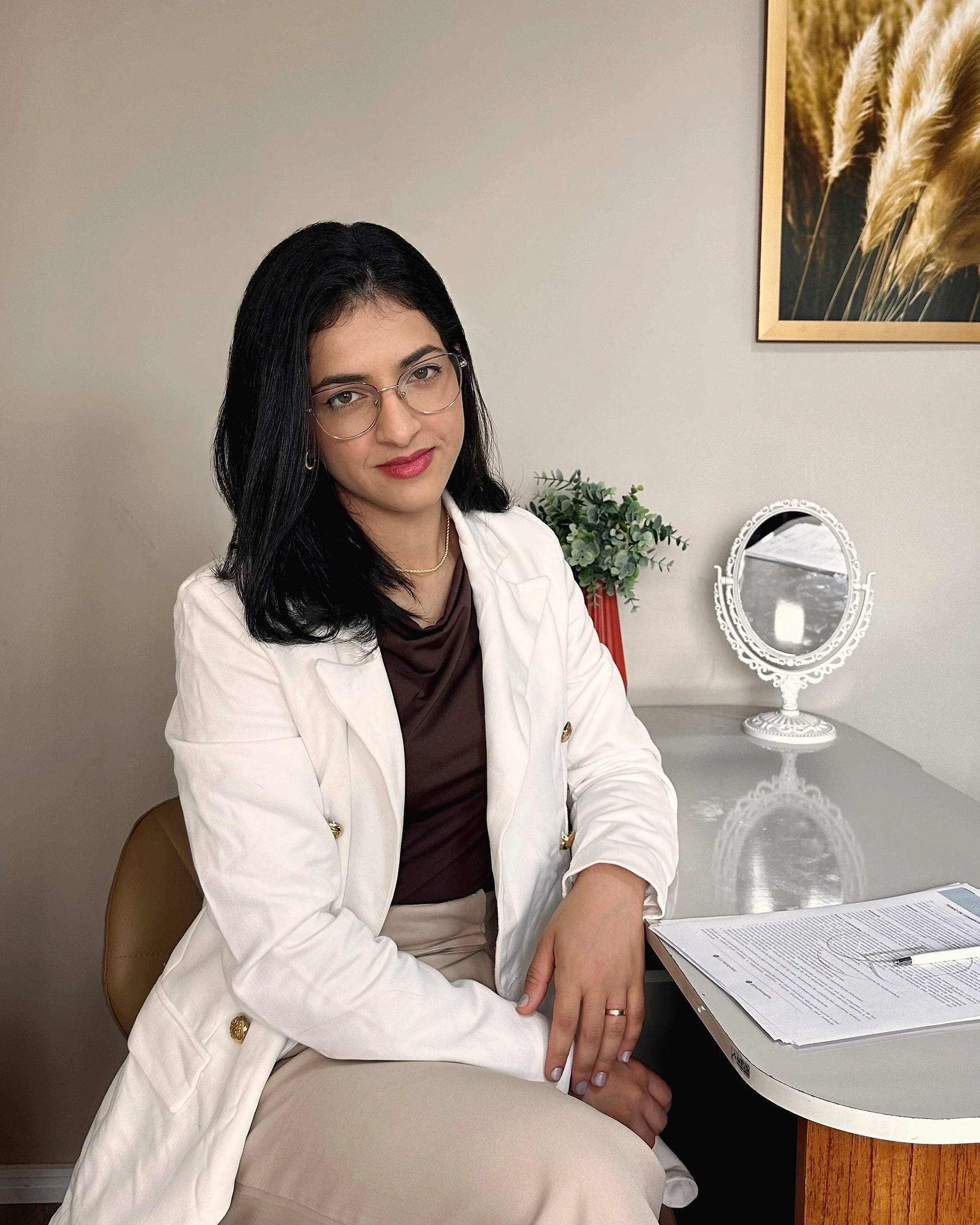 Dra. Jéssica Lima sentada à mesa do consultório em Santo André, sorrindo para a câmera