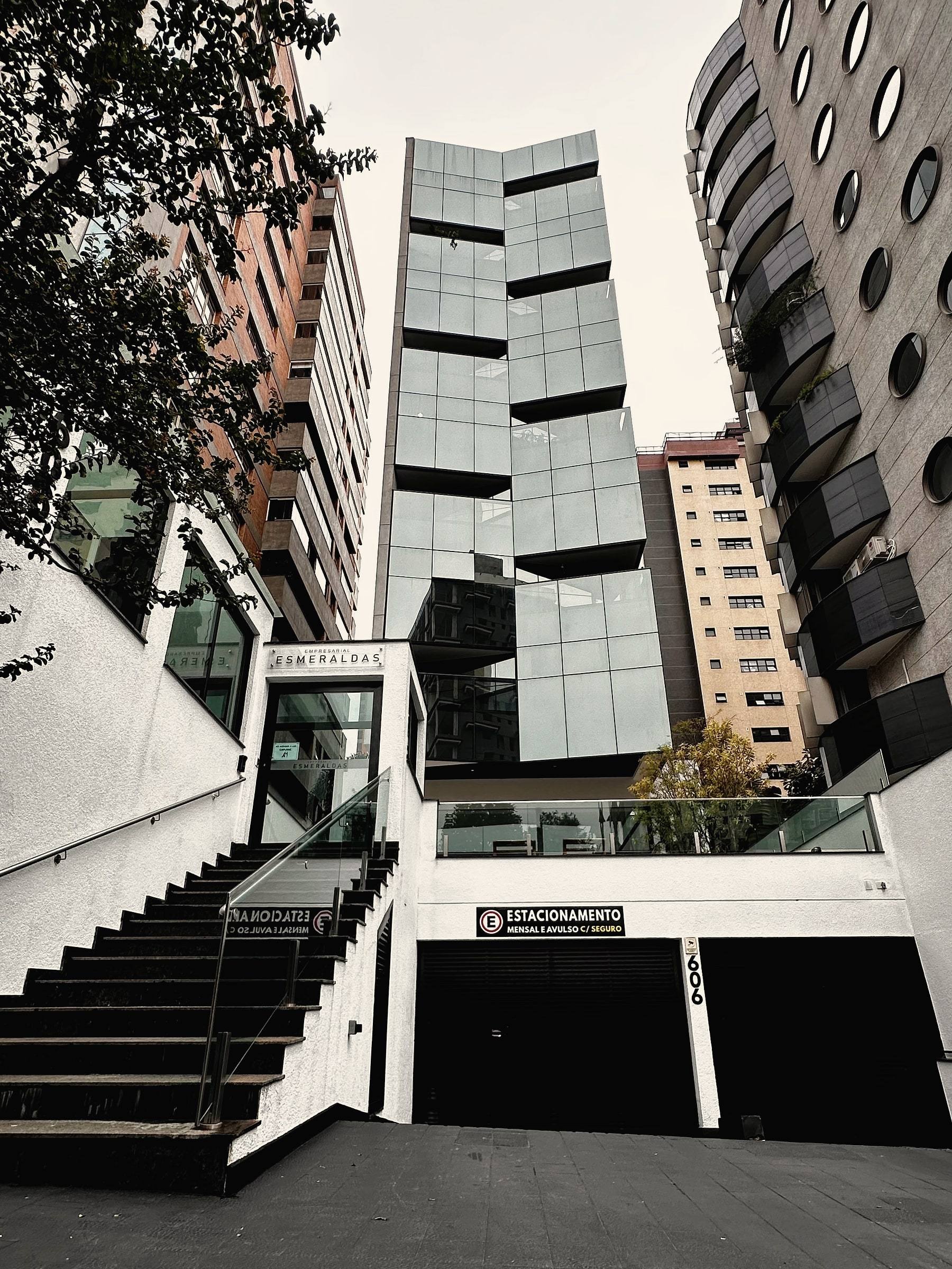 Fachada do Empresarial Esmeraldas, número 606, com a escada de entrada